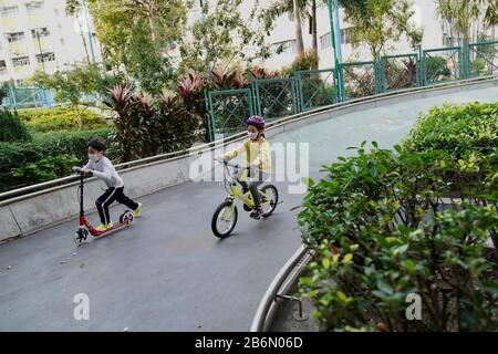 Hong Kong, Cina. 10th Mar, 2020. I bambini si divertono in un parco di Hong Kong, Cina meridionale, 10 marzo 2020. Il numero totale di casi COVID-19 confermati a Hong Kong è salito a 126, il Centro per la protezione sanitaria (CHP) di Hong Kong ha dichiarato mercoledì pomeriggio. Credit: Lui Siu Wai/Xinhua/Alamy Live News Foto Stock