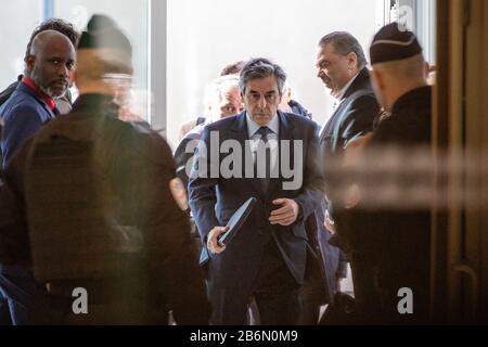 (200311) -- PARIGI, 11 marzo 2020 (Xinhua) -- Archivio foto mostra l'ex primo Ministro francese Francois Fillon (C) in arrivo ad un tribunale a Parigi, Francia, il 26 febbraio 2020. Martedì i pubblici ministeri francesi hanno chiesto una 'frase esemplare' contro l'ex primo ministro Francois Fillon, accusato di appropriazione indebita di fondi pubblici creando un falso lavoro per sua moglie. (Foto Di Aurelien Morissard/Xinhua) Foto Stock