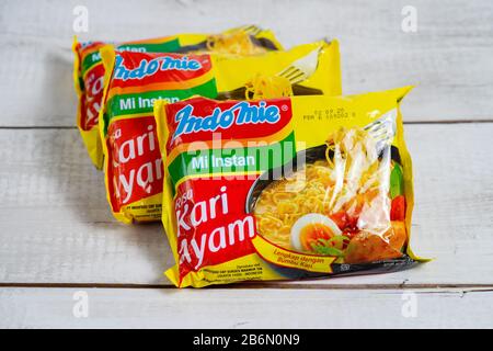 Noodle Indomie istantaneo. Famoso noodle dall'Indonesia e ora può essere trovato anche fino all'Europa e all'Africa Foto Stock