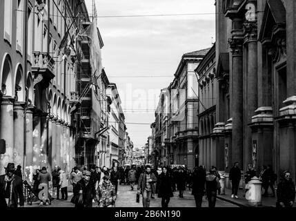 Tra le bellezze d'Italia, i vicoli di Bologna sono il luogo più sotterraneo da visitare Foto Stock