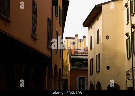 Tra le bellezze d'Italia, i vicoli di Bologna sono il luogo più sotterraneo da visitare Foto Stock