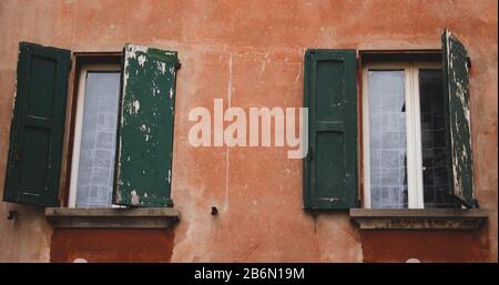 Tra le bellezze d'Italia, i vicoli di Bologna sono il luogo più sotterraneo da visitare Foto Stock