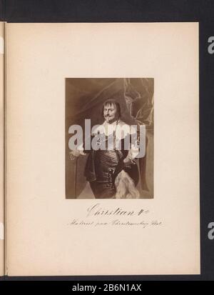 Fotoreproductie van een schilderij, voorstellende een portret van koning Christiaan IV van Denemarken Christian 4de (titel op object) riproduzione fotografica di un dipinto, raffigurante un ritratto di Re Cristiano IV di Danimarca Christian 4th (title object) Property Type: Photo reproduction page Item number: RP-F 2001-7-742-2 Iscrizioni / marchi: Iscrizione, recto, stampato: 'Disco Reed paa Christiansborg slot.' Produttore : fotografo Julius Wulff alla pittura: Karel van Mander Datato: Intorno al 1858 - o per 1862 Materiale: Carta Tecnica: Albumen stampa dimensioni: Foto: H 167 mm × W 123 mm Soggetto Foto Stock