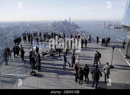 La gente visita le vedute del New Jersey e dello skyline di Manhattan in un'anteprima stampa del ponte aereo Edge nei Cantieri di Hudson a New York, mercoledì 11 marzo 2020. Edge, il ponte sopraelevato all'aperto nell'emisfero occidentale, offre viste impareggiabili a 360 gradi dell'iconico skyline di New York City. Innalzandosi a 1.131 piedi d'aria dal cuore Dei Iarde di Hudson, l'area di osservazione esterna al 100th piano presenta un emozionante pavimento in vetro, pareti di vetro angolate, skyline all'aperto a pochi passi dal 100th al 101st piano e molto altro. Foto di John Angelillo/UPI Foto Stock