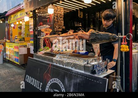 Phuket, Thailandia, 8 gennaio 2020: Coccodrillo arrosto alla griglia. Cibo di strada tradizionale tailandese asiatico Foto Stock