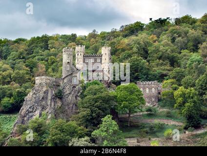 Sul fiume Reno, il castello fu costruito nel 1316/1317. Il Castello di Rheinstein era importante per la sua posizione strategica. Foto Stock