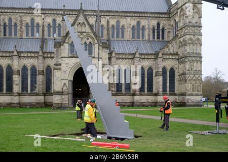 Installazione di un'opera d'arte chiamata Scala nei giardini della Cattedrale di salisbury, salisbury UK Foto Stock