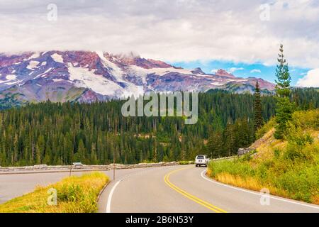 Strada Nel Mount Rainier National Park, Washington, Stati Uniti Foto Stock