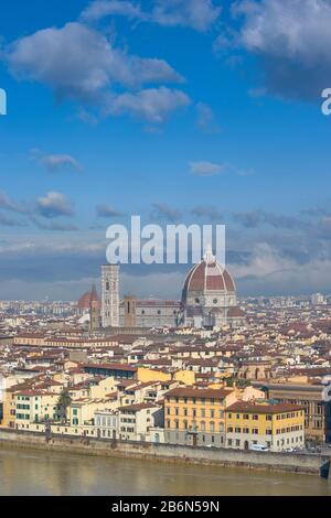 FIRENZE, VISTA DELLA CITTÀ CON IL DUOMO E IL CIELO BLU DEL CAMPANILE CON LE NUVOLE Foto Stock