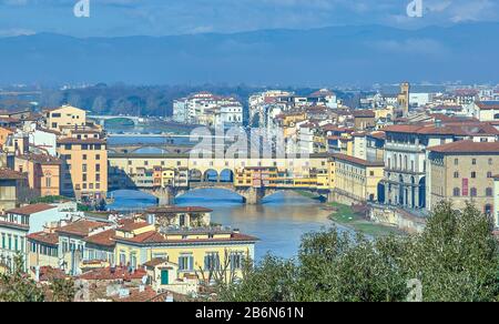 FIRENZE ITALIA IL COLORATO PONTE VECCHIO SUL FIUME ARNO Foto Stock