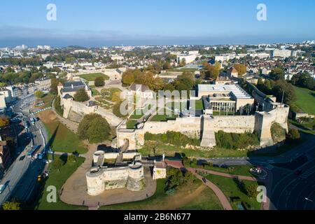 Castello di Caen - 1060, Guglielmo di Normandia ha istituito una nuova roccaforte a Caen. Castello di Caen castello nella città normanna di Caen nel Calvados partenza Foto Stock