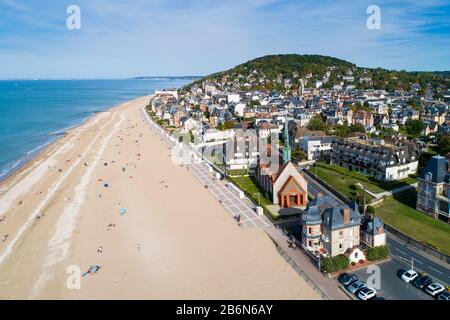 Francia, Normandia, vista aerea di Houlgate e la sua spiaggia Foto Stock