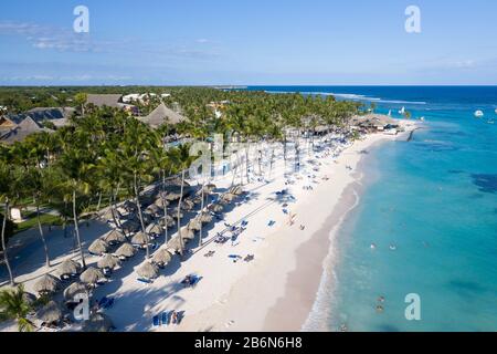 Veduta aerea della bellissima spiaggia di sabbia bianca a Punta Cana, Repubblica Dominicana Foto Stock