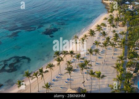 Veduta aerea della bellissima spiaggia di sabbia bianca a Punta Cana, Repubblica Dominicana Foto Stock