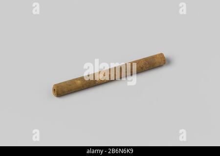 Tubo, stelo; frammento. Produttore : anoniemPlats fabbricante: Nederland datazione: 1700 - in di voor 13-ago-1743 Materiale: Pijpaarde dimensioni: L 5,9 cm. × d 0,6 cm. Date: 1743-08-13 - 1743-08-13 Foto Stock