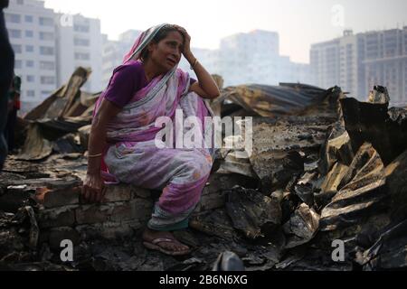 Dhaka, Bangladesh. 11th Mar, 2020. Diverse centinaia di case sono state eviscerate come il devastante incendio che scoppiò in uno slum nella zona di Rupnagar di Mirpur nella capitale a Dhaka, Bangladesh su Mar 11, 2020. Un totale di 25 unità di vigili del fuoco ha portato il blaze sotto controllo intorno alle 12:50 pm, oltre tre ore dopo che ha avuto origine al slum intorno alle 9:45 il mercoledì mattina (foto da MD Rakibul Hasan/Pacific Press/Sipa USA) credito: Sipa USA/Alamy Live News Foto Stock