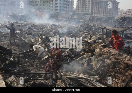 Dhaka, Bangladesh. 11th Mar, 2020. Diverse centinaia di case sono state eviscerate come il devastante incendio che scoppiò in uno slum nella zona di Rupnagar di Mirpur nella capitale a Dhaka, Bangladesh su Mar 11, 2020. Un totale di 25 unità di vigili del fuoco ha portato il blaze sotto controllo intorno alle 12:50 pm, oltre tre ore dopo che ha avuto origine al slum intorno alle 9:45 il mercoledì mattina (foto da MD Rakibul Hasan/Pacific Press/Sipa USA) credito: Sipa USA/Alamy Live News Foto Stock