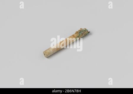 Tubo, stelo; frammento. Produttore : anoniemPlats fabbricante: Nederland datazione: 1700 - in di voor 13-ago-1743 Materiale: Pijpaarde dimensioni: L 4,7 cm. × d 0,6 cm. Date: 1743-08-13 - 1743-08-13 Foto Stock