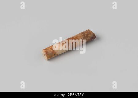 Tubo, stelo; frammento. Produttore : anoniemPlats fabbricante: Nederland datazione: 1700 - in di voor 13-ago-1743 Materiale: Pijpaarde dimensioni: L 3,4 cm. × d 0,6 cm. Date: 1743-08-13 - 1743-08-13 Foto Stock