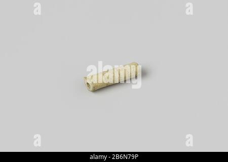 Tubo, stelo; frammento. Produttore : anoniemPlats fabbricante: Nederland datazione: 1700 - in di voor 13-ago-1743 Materiale: Pijpaarde dimensioni: L 2 cm. × d 0,6 cm. Date: 1743-08-13 - 1743-08-13 Foto Stock