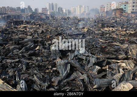 Dhaka, Bangladesh. 11th Mar, 2020. Diverse centinaia di case sono state eviscerate come il devastante incendio che scoppiò in uno slum nella zona di Rupnagar di Mirpur nella capitale a Dhaka, Bangladesh su Mar 11, 2020. Un totale di 25 unità di vigili del fuoco ha portato il blaze sotto controllo intorno alle 12:50 pm, oltre tre ore dopo che ha avuto origine al slum intorno alle 9:45 il mercoledì mattina (foto da MD Rakibul Hasan/Pacific Press/Sipa USA) credito: Sipa USA/Alamy Live News Foto Stock