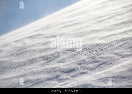 Montagna in tempesta di neve con vento e neve Foto Stock