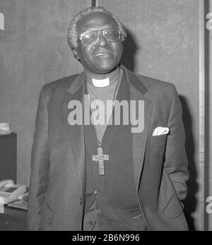 L'attivista anti-apartheid, il clericale sudafricano Desmond Tutu, arriva all'aeroporto di Heathrow di Londra nel gennaio 1989. Foto Stock