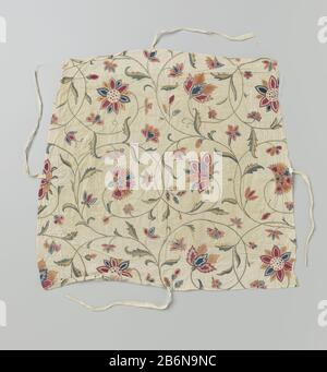 Fragment van een sprei van oosterse textiel met borduurwerk Fragment van een veelkleurig getamboererde Indo-Perzische sprei, versierd met voluten en bloemen. Vermaakt tot een trapeziumvormige stoelovertrek. Met een aangenaaid linnen bandje op het midden der vier zijden. Produttore : Plaats fabbricante: Voor-Indië Dating: CA. 1690 - ca. 1710 Materiale: Katoen zijde Techniek: Svezzato / duren / tamboeren dimensioni: H 56,0 cm. × b 51,0 cm. Foto Stock