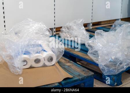La paura che circonda il Coronavirus o Covid-19 porta allo stoccaggio di massa e scaffali vuoti nei supermercati in Essex, Regno Unito Foto Stock