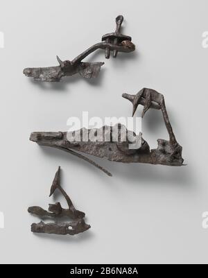 Frammento van slotplaat van een Snaphaanslot van een musket Fragment van de slotplaat van een Snaphaanslot. In de haan is een stuk geprofileerd vuursteen geklemd met behulp van een schroef met oog. De merk Foto Stock