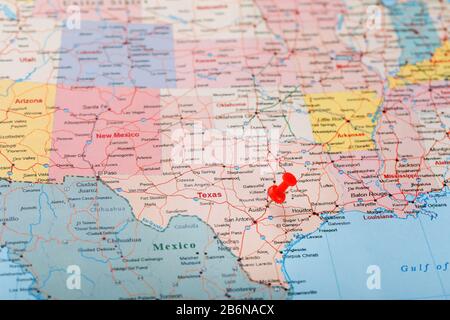 Rosso chierico ago su una mappa di Stati Uniti, Texas e la capitale Austin. Mappa di primo piano Texas con Red Tack, pin mappa degli Stati Uniti Foto Stock