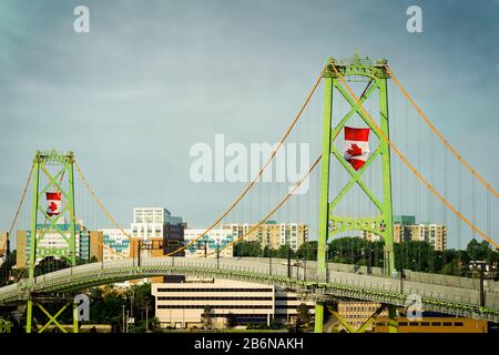 Il ponte Angus L MacDonald è conosciuto con affetto come il "Ponte Vecchio" che attraversa Halifax Harbour, Nova Scotia, Canada. Foto Stock