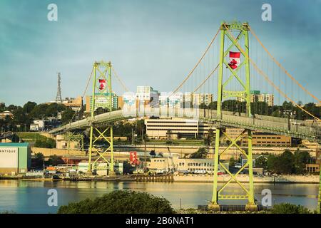 Il ponte Angus L MacDonald è conosciuto con affetto come il "Ponte Vecchio" che attraversa Halifax Harbour, Nova Scotia, Canada. Foto Stock