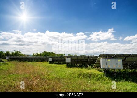 Vista posteriore dei pannelli solari, fotovoltaico - fonte di energia elettrica alternativa Foto Stock