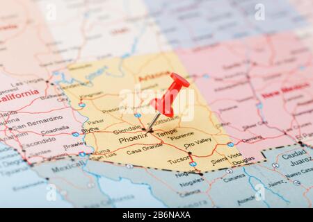 Rosso chierico ago su una mappa degli Stati Uniti, Arizona e la capitale Phoenix. Primo piano mappa di orizona con virata rossa, mappa degli Stati Uniti pin Foto Stock