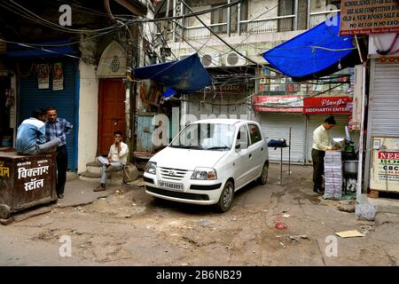 Old Delhi, India - 7th Novembre 2019: Auto bianca parcheggiata fuori dai negozi Foto Stock