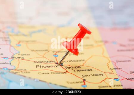 Rosso chierico ago su una mappa degli Stati Uniti, Arizona e la capitale Phoenix. Primo piano mappa di orizona con virata rossa, mappa degli Stati Uniti pin Foto Stock
