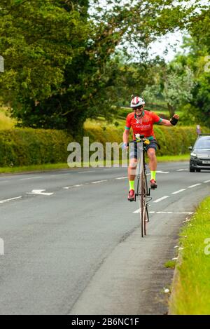 Richard Thoday sulla A6 in Lancashire sulla strada per rompere la fine di Penny Farthing Land al record di John o’Groats Foto Stock