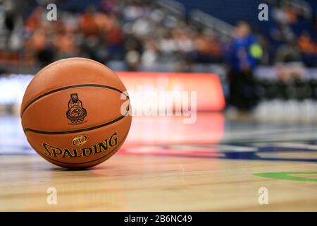 Greensboro, North Carolina, Stati Uniti. 11th Mar, 2020. Il logo del torneo di pallacanestro del New York Life ACC viene visualizzato sul pallone ufficiale prima del gioco del torneo ACC tra i Miami Hurricanes e i Clemson Tigers al Greensboro Coliseum l'11 marzo 2020 a Greensboro, NC. Foto Di William Howard/Csm/Alamy Live News Foto Stock