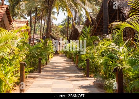 Capanne e cottage sulla spiaggia realizzati in bambù, piastrelle di argilla e foglie di cocco. Immagine del concetto di destinazione di vacanza a Goa, India.vacation e immagini di viaggio Foto Stock