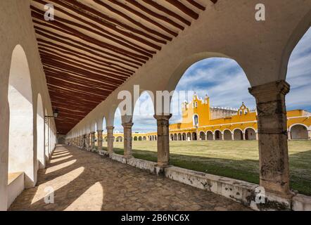 Portici intorno all'atrio (cortile) del Convento di San Antonio de Padova, monastero di Izamal, stato dello Yucatan, Messico Foto Stock