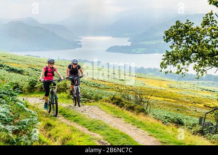 Mountain bike su sentiero da Howtown a Moor Divock sopra Ullswater nel Lake District National Park Foto Stock