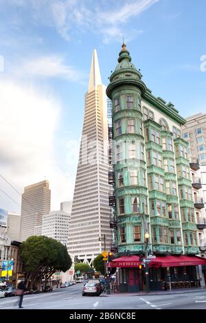 San Francisco, California, Stati Uniti - Sentinel Building e Transamerica Pyramid a Columbus Avenue. Foto Stock