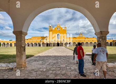 Portici intorno all'atrio (cortile) del Convento di San Antonio de Padova, monastero di Izamal, stato dello Yucatan, Messico Foto Stock