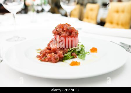Tartare di tonno con pomodoro servito su un piatto Foto Stock
