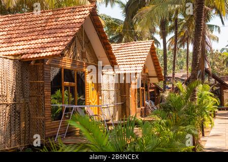 Capanne e cottage sulla spiaggia realizzati in bambù, piastrelle di argilla e foglie di cocco. Immagine del concetto di destinazione di vacanza a Goa, India.vacation e immagini di viaggio Foto Stock