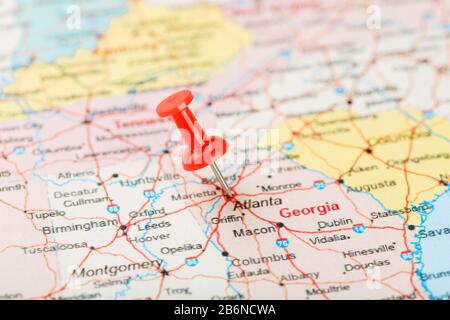 Ago chierico rosso su una mappa degli Stati Uniti, della Georgia del Sud e della capitale Atlanta. Primo piano mappa del sud Georgia Stati Uniti stato con Red Tack, United Foto Stock