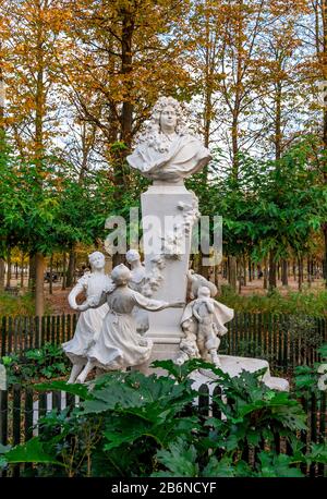 Un busto dell'autore francese, Charles Perrault e uno dei suoi personaggi più famosi, Puss in Boots, nel giardino delle Tuileries, Parigi, Francia Foto Stock