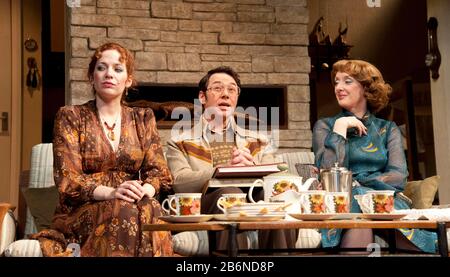 AMICI assenti di Alan Ayckbourn design: Tom Scutt illuminazione: Peter Mumford regista: Jeremy Herrin l-r: Katherine Parkinson (Diana), Reece Shearsmith (Colin), Elizabeth Berrington (Marge) Harold Pinter Theatre, Londra SW1 09/02/2012 Foto Stock