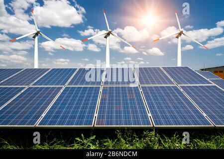 Collage fotografico di pannelli solari e turbine eoliche - concetto di risorse sostenibili - immagine Foto Stock